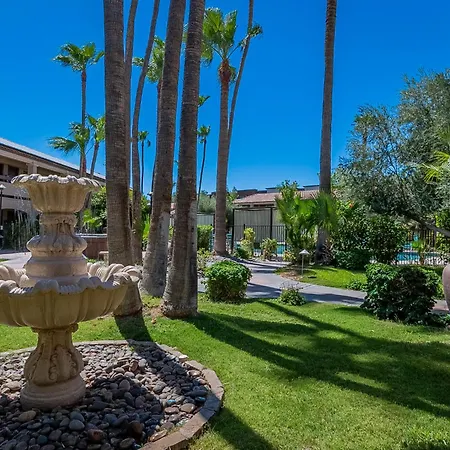 La Fuente Inn & Suites